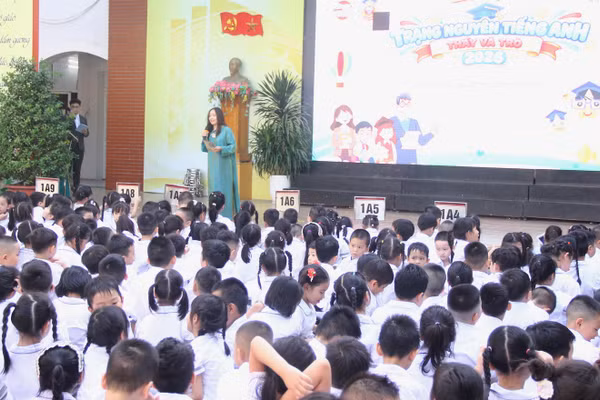 Bà Nguyễn Phương Hóa – Phó Hiệu trưởng Trường tiểu học và THCS Tân Khai giao lưu với học sinh bằng tiếng Anh.