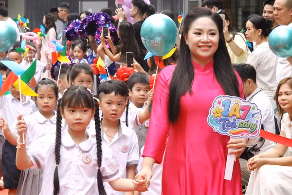 Cô - trò Trường tiểu học và THCS Tân Khai (Vĩnh Hưng, Hà Nội) - ngôi trường được sáp nhập từ Trường tiểu học Vĩnh Tuy và Trường THCS Vĩnh Tuy cũ.