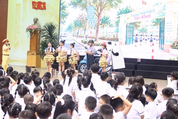 Một hoạt cảnh về an toàn giao thông đường bộ do học sinh Trường Tiểu học & THCS Tân Khai thực hiện.