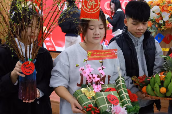 Sinh viên dành nhiều tâm huyết thi gói bánh chưng.