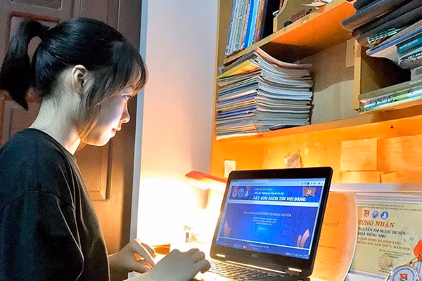 Sinh viên Trường ĐH Mở Hà Nội học trực tuyến. Ảnh: NTCC.