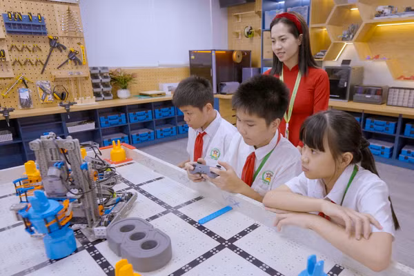 Cô và trò Trường THCS Tây Mỗ (Hà Nội) tại phòng thực hành STEM. Ảnh: NTCC.