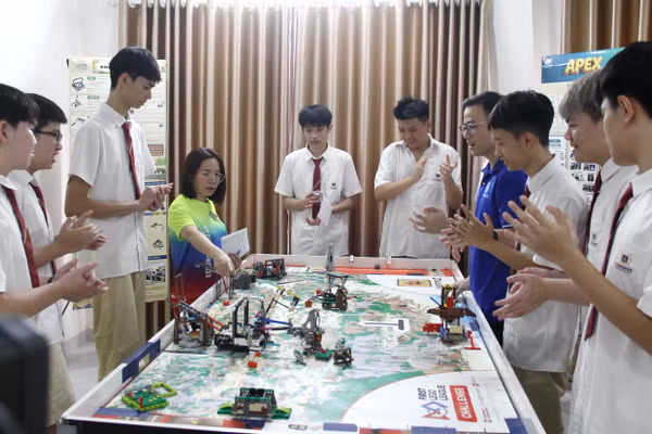 Đội Apex đến từ Trường Tiểu học và THCS Vinschool Imperia (Hải Phòng) trong một hoạt động nhóm.