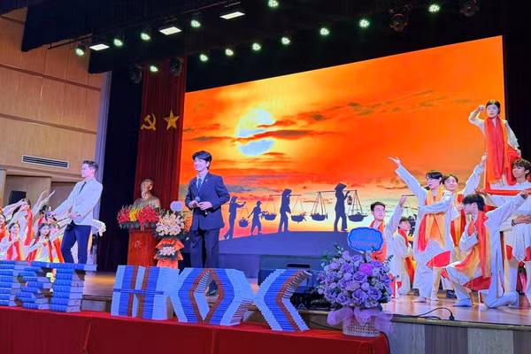 Lễ kỷ niệm 15 năm thành Khoa Triết học, Trường Đại học Sư phạm Hà Nội diễn ra trang trọng, ấm cúng.
