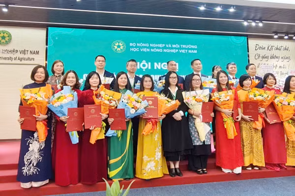 GS.TS Nguyễn Thị Lan – Giám đốc Học viện Nông nghiệp Việt Nam chúc mừng các tân phó giáo sư.