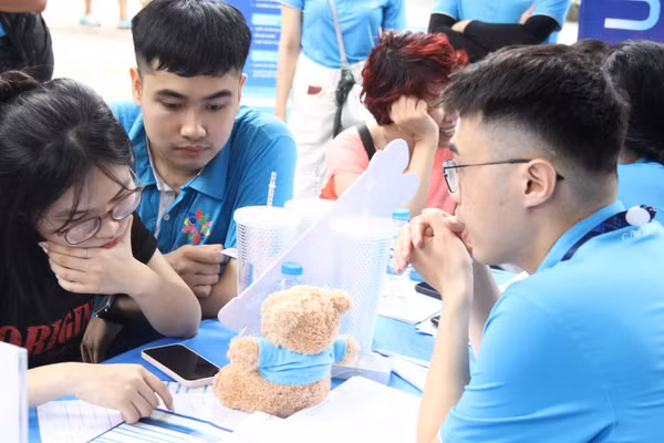 Thí sinh nghiên cứu các ngành đào tạo của Trường Đại học CMC dưới sự tư vấn, hỗ trợ của cán bộ, giảng viên của nhà trường.