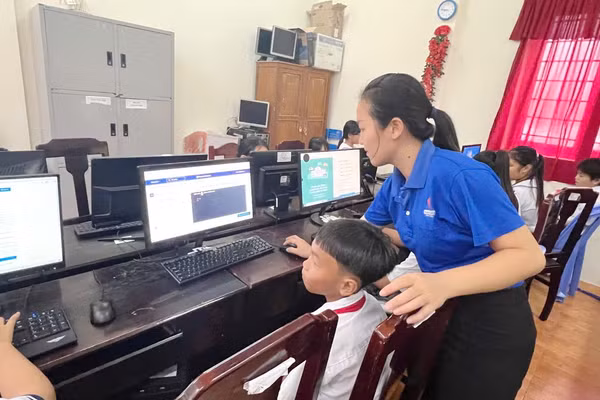 Mỗi thầy cô chính là 'hạt nhân số' để đổi mới giáo dục nơi vùng khó.