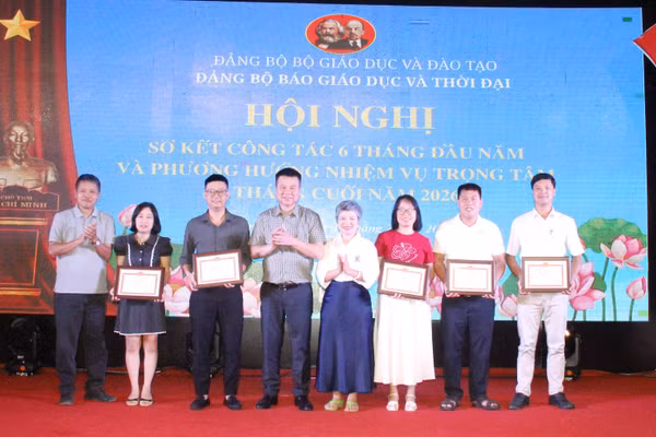 Các cá nhân được vinh danh khen thưởng.