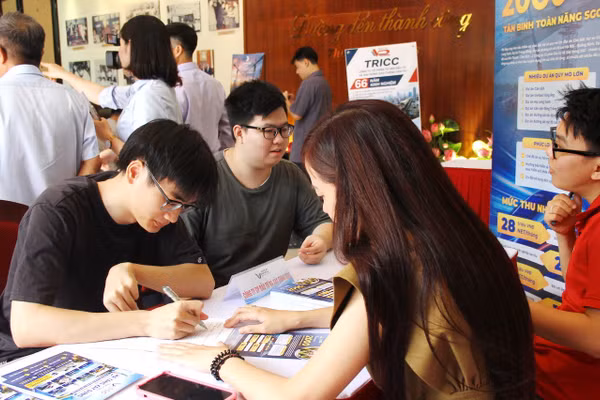 Sinh viên tìm hiểu và ứng tuyển vào doanh nghiệp.