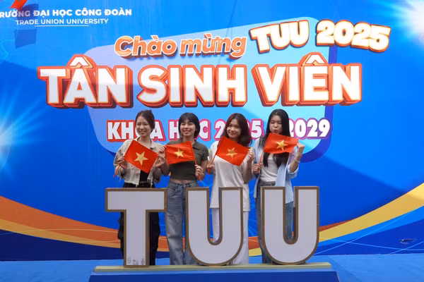 Tân sinh viên sau khi nhập học thành công.