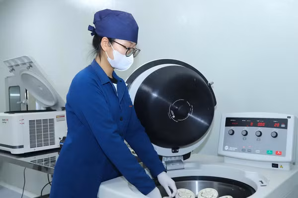 Nghiên cứu khoa học ở Học viện Nông nghiệp Việt Nam.