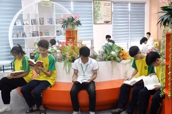 Không gian thân thiện của Phòng đọc Phượng Vỹ đã thu hút đông đảo sinh viên Học viện Nông nghiệp Việt Nam đến đọc sách, thư giãn.