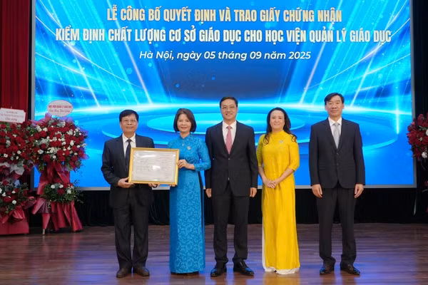 Lãnh đạo Trung tâm Kiểm định chất lượng Giáo dục Thăng Long (ngoài cùng bên trái) trao Giấy chứng nhận kiểm định chất lượng cơ sở giáo dục chu kỳ 2 cho Học viện Quản lý giáo dục.