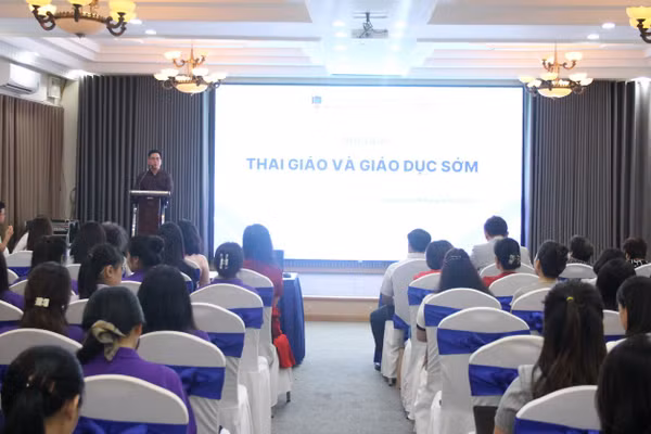 PGS.TS Trần Thành Nam – Phó Hiệu trưởng Trường Đại học Giáo dục (Đại học Quốc gia Hà Nội) phát biểu tại hội thảo.