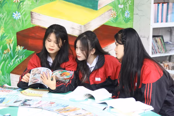 Học sinh Trường THPT Chi Lăng (Lạng Sơn) đọc sách tại Thư viện xanh. Ảnh: TG. 