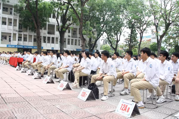 Học sinh Trường THPT Cao Bá Quát chăm chú lắng nghe chia sẻ từ các chuyên gia tại Hội thảo “Hành trình khởi nghiệp và Đổi mới sáng tạo từ THPT”.