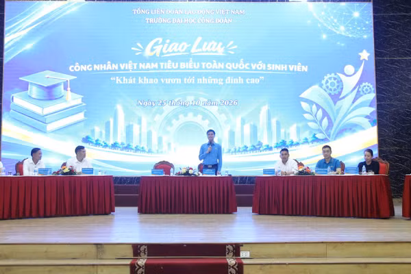 Ông Ngọ Duy Hiểu và 10 gương mặt công nhân tiêu biểu toàn quốc năm 2026 tại chương trình giao lưu.
