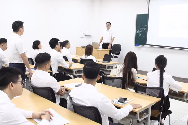 Ngay sau Lễ khai giảng các học viên chính thức bước vào khóa học.