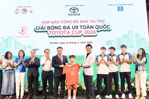 Ban tổ chức trao áo đấu cho các cầu thủ nhí (Ảnh: B.Khánh).