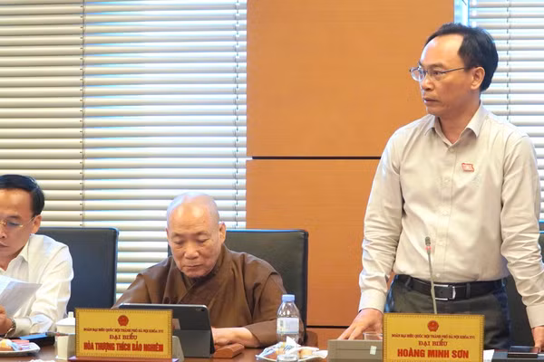 Bộ trưởng Bộ GD&ĐT Hoàng Minh Sơn thảo luận tại Tổ 1 - chiều 18/10.