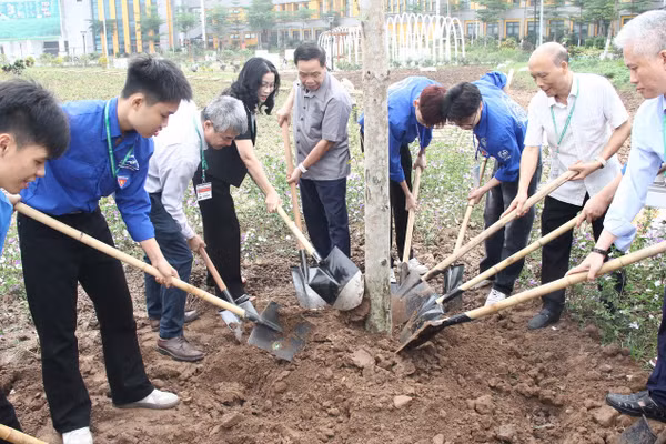 GS.TS Nguyễn Thị Lan, cùng lãnh đạo và cán bộ, giảng viên, sinh viên Học viện Nông nghiệp Việt Nam.