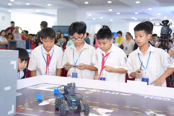 Các thí sinh chăm chú điều khiển robot vượt qua nhiều địa hình mô phỏng.