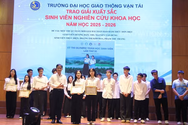 PGS.TS Lê Hoài Đức trao tặng Giấy khen cho các em sinh viên có kết quả nghiên cứu khoa học xuất sắc.