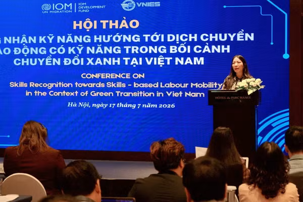 Bà Lê Thị Hằng - Phó Cục trưởng, Cục Giáo dục nghề nghiệp và Giáo dục thường xuyên (Bộ GD&ĐT) báo cáo tại hội thảo.
