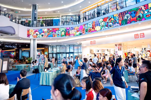 Đông đảo học sinh, phụ huynh tham dự Ngày hội Đại dương Xanh.
