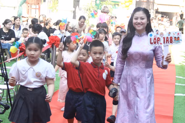 Cô - trò Trường tiểu học Vĩnh Tuy (Vĩnh Hưng, Hà Nội).
