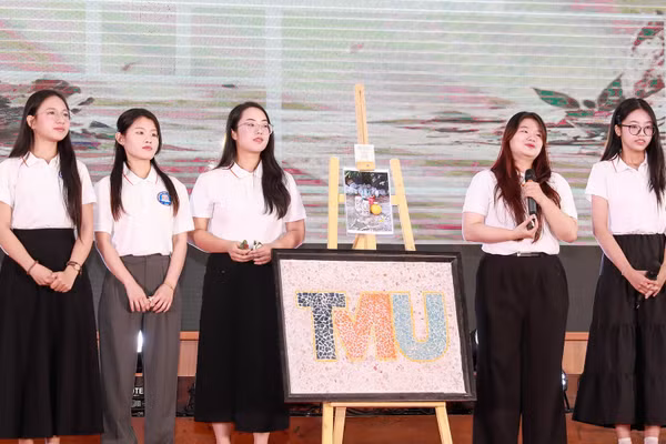 Sinh viên Trường Đại học Thương mại chia sẻ, thuyết trình về dự án khởi nghiệp của mình - đêm 29/10.