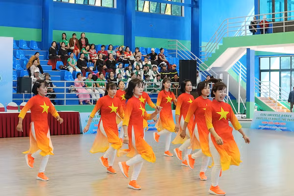 Vận động giúp tăng cường sức khỏe thể chất, tinh thần và sự kết nối cộng đồng. Ảnh: PATH.