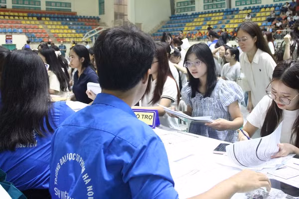 Hà Chi (thứ hai từ phải qua trái) làm thủ tục nhập học.
