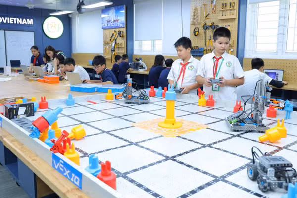 Học sinh trải nghiệm tại phòng thực hành STEM của Trường THCS Tây Mỗ (Hà Nội). Ảnh: NTCC.