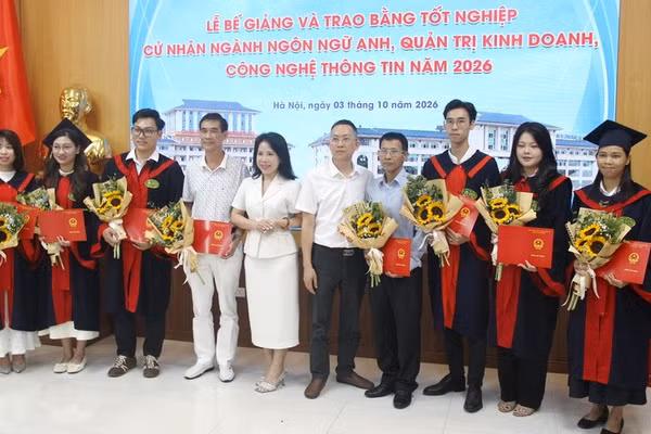 Lãnh đạo Khoa Đào tạo tại chức trao bằng tốt nghiệp và tặng hoa chúc mừng tân cử nhân.