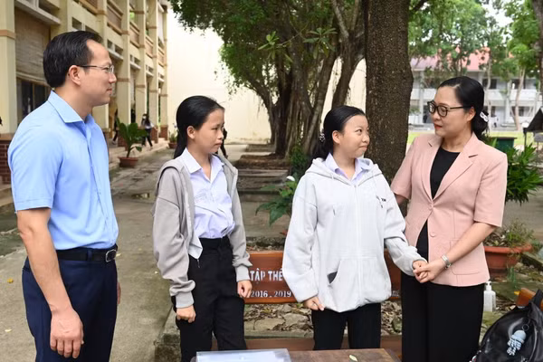 Thứ trưởng Nguyễn Thị Quyên Thanh cùng Phó Chủ tịch UBND tỉnh Tây Ninh Đoàn Trung Kiên gặp gỡ, động viên thí sinh.