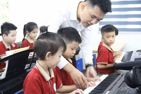 Tiết học âm nhạc của học sinh Trường tiểu học Long Biên (Hà Nội). Ảnh: Sỹ Điền.