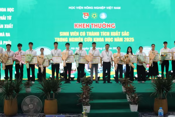 Nhiều sinh viên được vinh danh khen thưởng.