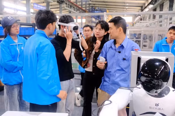 Sinh viên Trường Cao đẳng Cơ điện Hà Nội tham quan, trải nghiệm học tập tại Đại học Kỹ thuật Liễu Châu Trung Quốc. Ảnh: Website nhà trường.