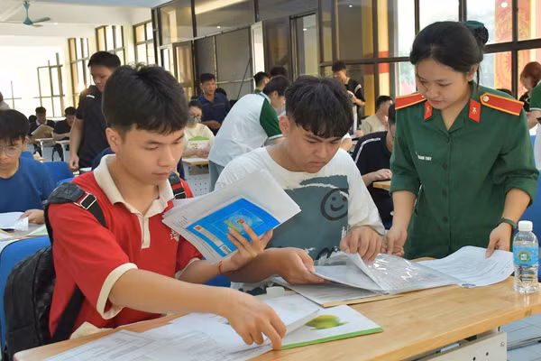 Tân sinh viên làm thủ tục nhập học vào Học viện Kỹ thuật Quân sự.