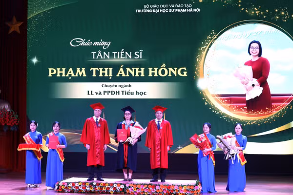 Tân tiến sĩ nhận bằng tốt nghiệp. Ảnh: Website nhà trường.