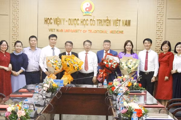 4 nhà giáo của Học viện Y - Dược học cổ truyền Việt Nam được trao quyết định bổ nhiệm lại chức danh phó giáo sư.