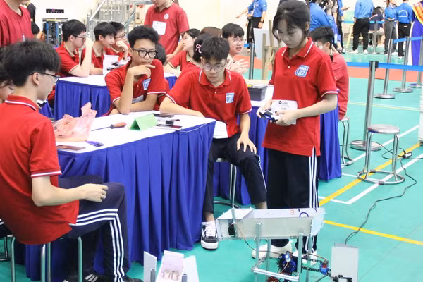 Cuộc thi HNUE - sáng tạo Robot năm 2025 do Trường Đại học Sư phạm Hà Nội tổ chức thu hút nhiều nữ sinh tham gia.