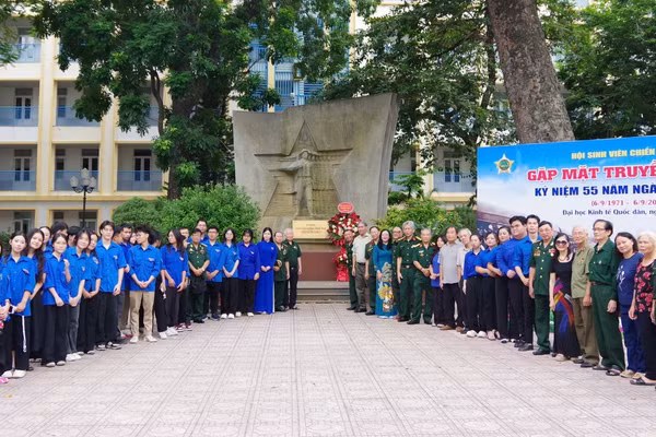 Những 'sinh viên - chiến sĩ' 6971 hội ngộ, cùng tưởng nhớ đồng đội.