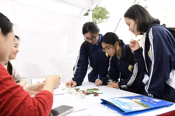 Sinh viên tham dự Ngày hội VUTM Open Day 2026.