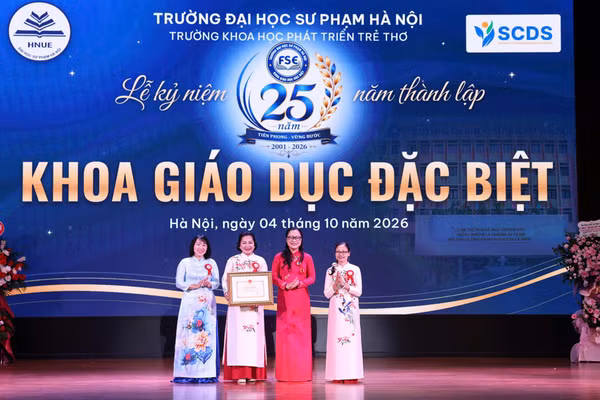 Thứ trưởng Nguyễn Thị Quyên Thanh trao Bằng khen của Bộ trưởng Bộ Giáo dục và Đào tạo tới tập thể, cá nhân có thành tích xuất sắc.