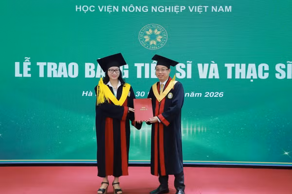 GS.TS Nguyễn Thị Lan – Giám đốc Học viện Nông nghiệp Việt Nam trao bằng tiến sĩ cho học viên.