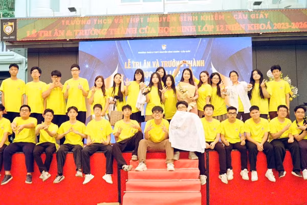 Việt Anh cùng các bạn tại Lễ tri ân, trưởng thành.