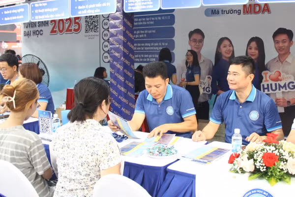 PGS.TS Nguyễn Việt Hà - Trưởng phòng Quan hệ công chúng doanh nghiệp - Phụ trách công tác tuyển sinh của Trường Đại học Mỏ - Địa chất tư vấn cho thí sinh và phụ huynh - sáng 19/7.