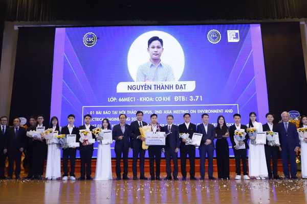 11 sinh viên xuất sắc của Trường ĐH Xây dựng Hà Nội, trong đó Nguyễn Thành Đạt được xướng tên trở thành chủ nhân Giải CSC Award 2025.